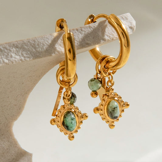 Boucles d'oreilles créoles élégantes plaquées or 18 carats avec pierre précieuse naturelle verte